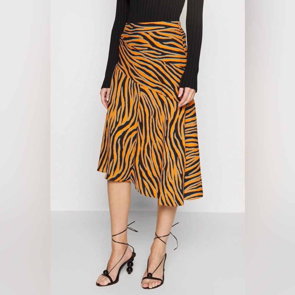 ⭐️DIANE VON FURSTENBERG Lilo Skirt⭐️
Size 10